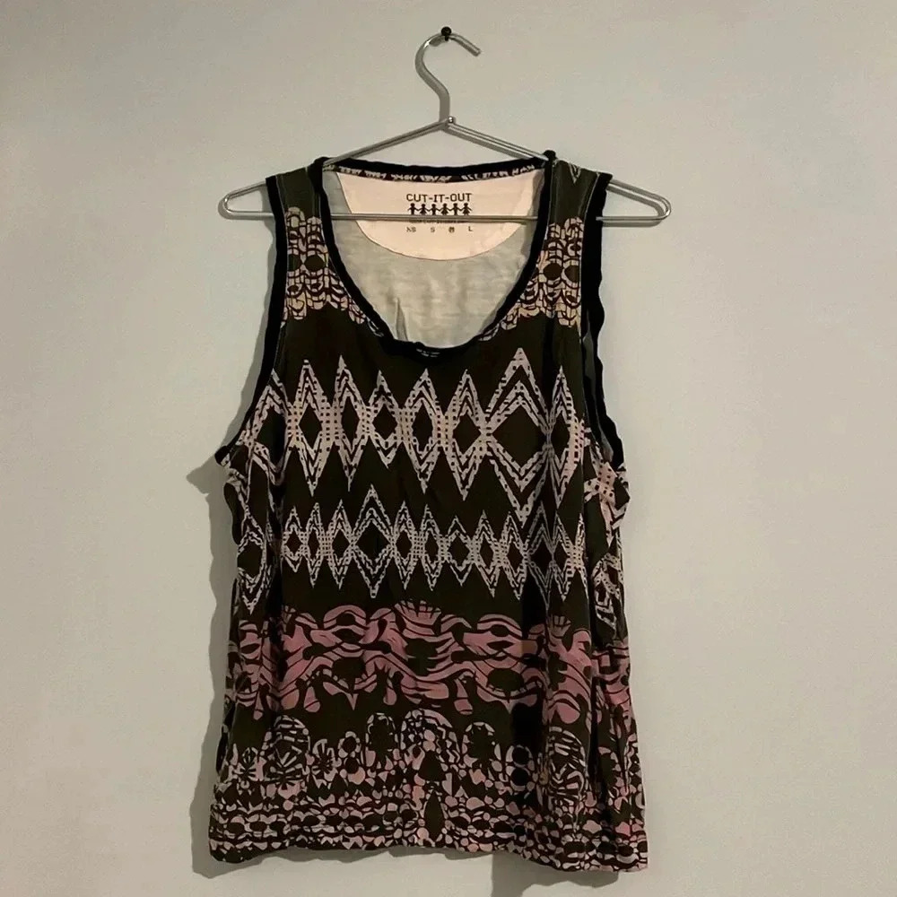 Cut-it-out 🖤 Men’s M tank top. Unique print.